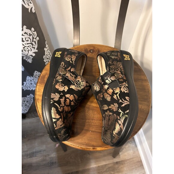 Alegria Suede Embossed Comfort Clog Size 39 W US 9 Wide Casual All Day Comfort - Picture 3 of 6